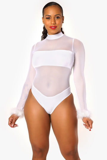 Body de terciopelo blanco y mangas largas transparentes